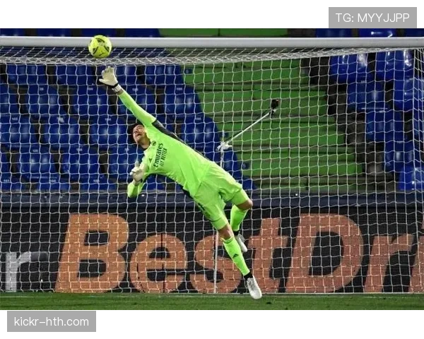 库尔图瓦与吕宁赛场交锋:稳健表现演绎竞争与友谊 库尔图瓦与吕宁赛场交锋:稳健表现演绎竞争与友谊