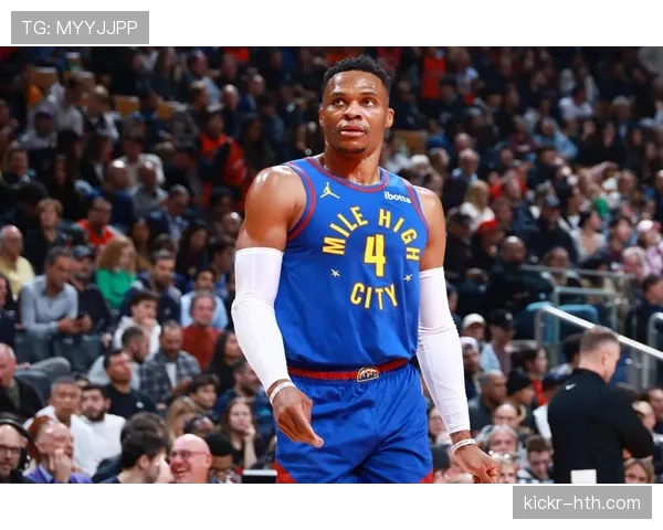 威少衣柜里塞满球衣，家里连个挂衣服的柜子都没有